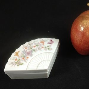🦚Avon Vintage fan shaped trinket box